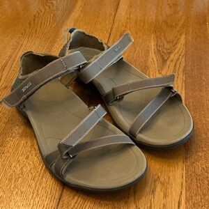 Woman’s Teva brown sandals. Size 8.  Both straps have Velcro. Barely worn! Cute!